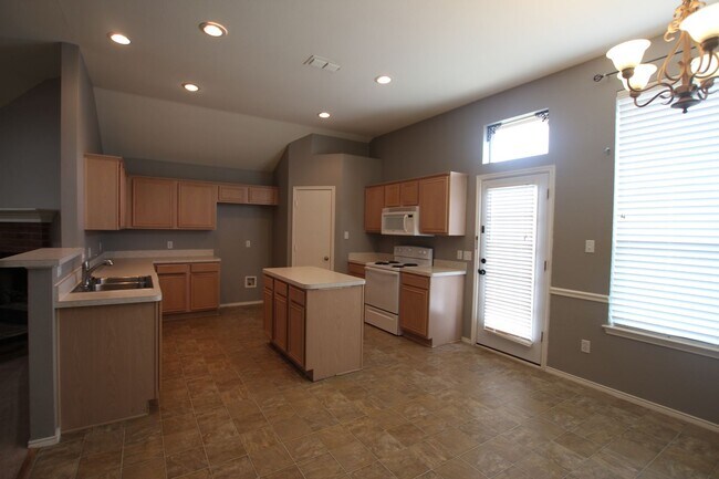 Building Photo - Beautiful 4 bedroom 2 bath home in Flint!
