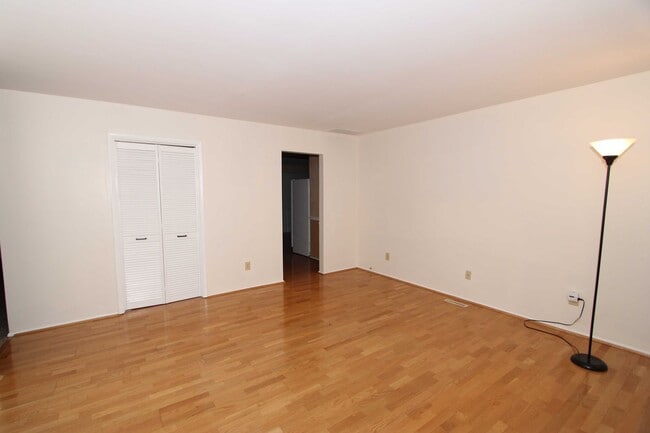 Building Photo - 3 bedroom 2 bathroom Single Family Home