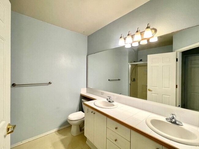 Building Photo - Spacious Top-Floor 3-Bedroom Condo