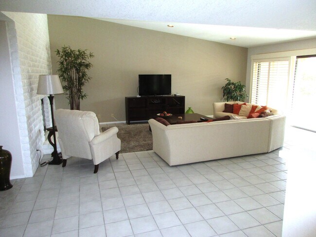 Building Photo - 85 Conejo Cir