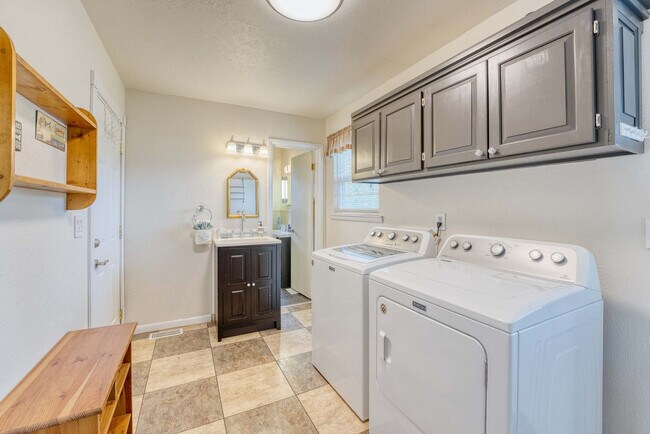 Building Photo - 312 Crestview Dr