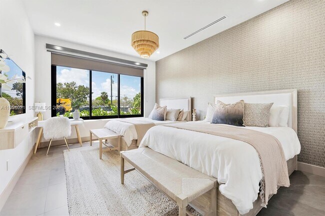 Building Photo - 2215 NE 19th St