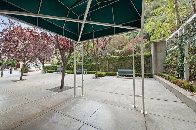 Building Photo - 240 Lombard St