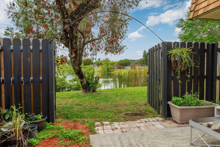 Building Photo - 393 Lake Arbor Dr