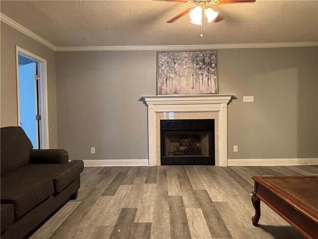 Building Photo - 207 E Maple Ave