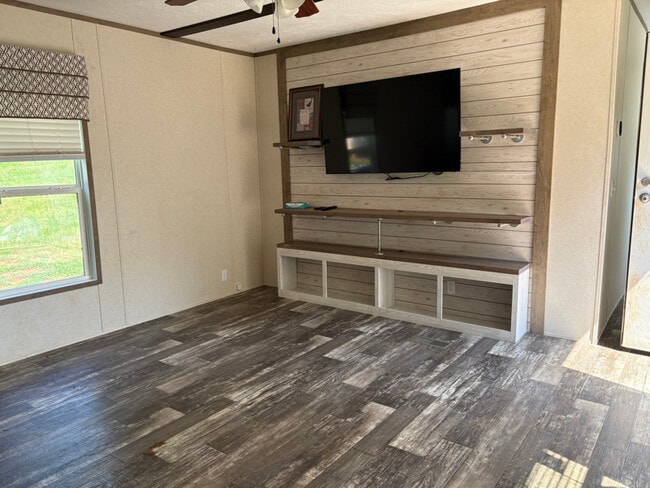 Building Photo - 208 Daily Rd