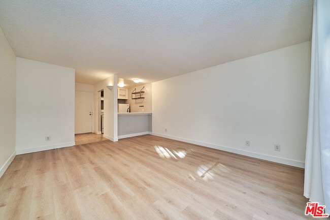 Building Photo - 320 S Ardmore Ave