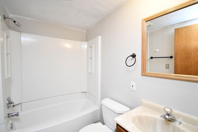 Building Photo - 705 N Montgomery Ct
