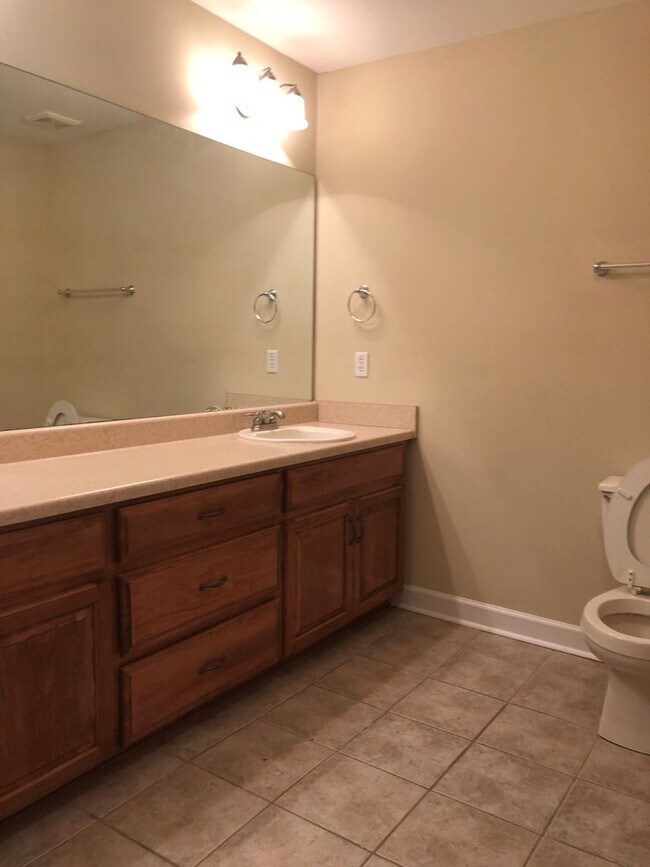 Building Photo - Eagle Landing Subdivision - Community Pool/Clubhouse Amenities!