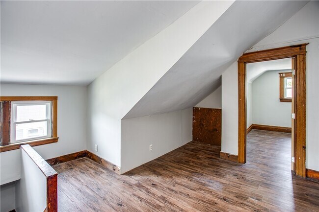 Building Photo - 105 Laburnam Crescent