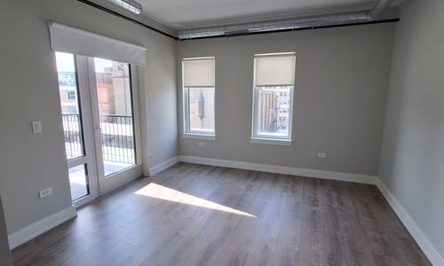 Building Photo - 941 W Belmont Ave
