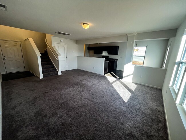 Building Photo - Beautiful 3 bedroom, 2 1/2 bathroom home i...