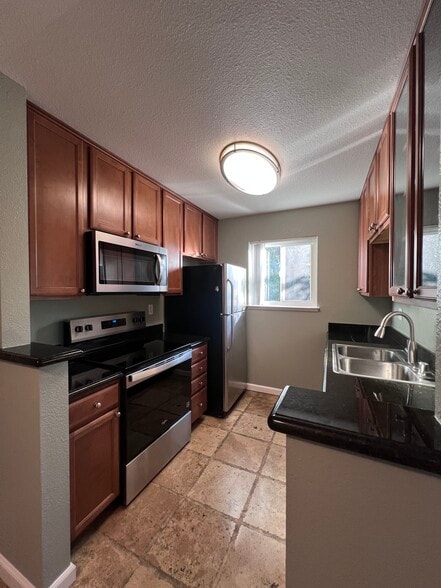 Building Photo - 820 Catkin Ct