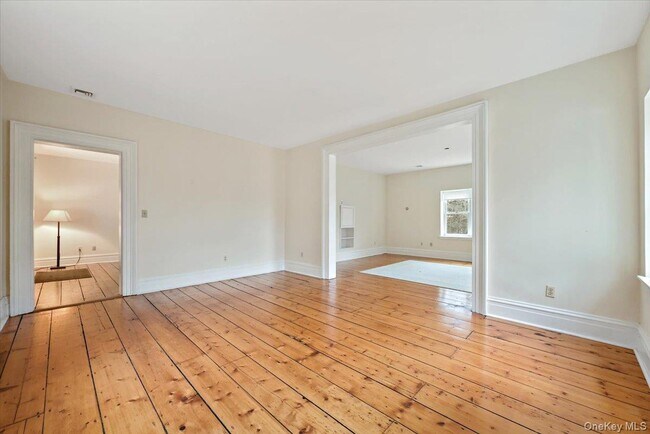 Building Photo - 948 Craigville Rd