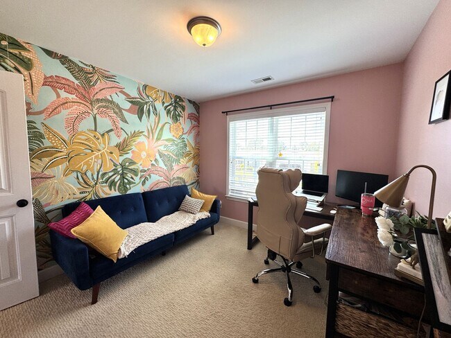 Building Photo - Minutes to the Beach! Conveniently located between Jacksonville & Wilmington