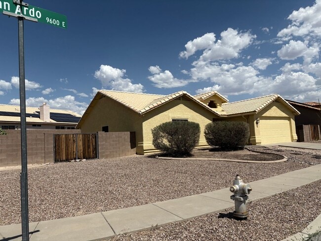 Primary Photo - 3 bed/2 bath w/ large backyard in Rita Ran...