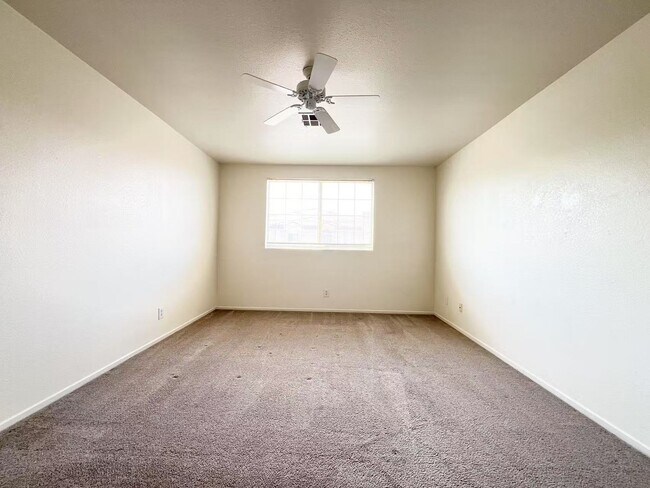 Building Photo - Spacious Townhome in Desirable Green Valle...