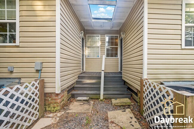 Building Photo - 1709 Le Grand St