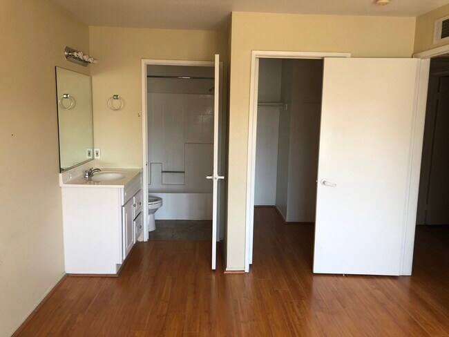 Building Photo - 926 S Gramercy Dr