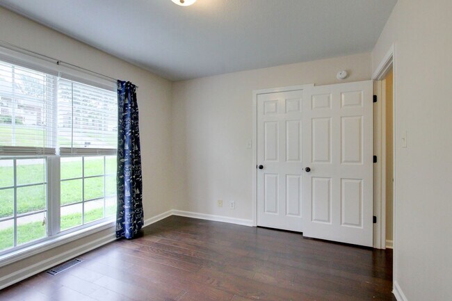 Building Photo - 3 bed 2 bath w sweet basement.  Go