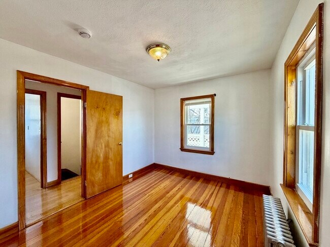 Building Photo - 156 Main St