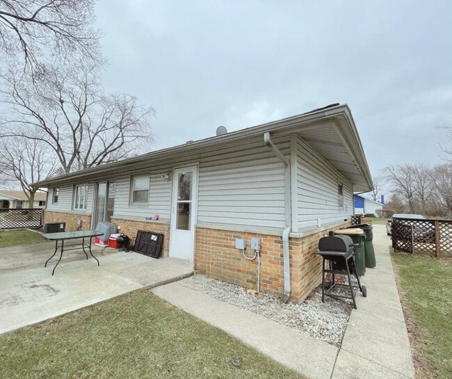 Building Photo - 546 Landmeier Rd
