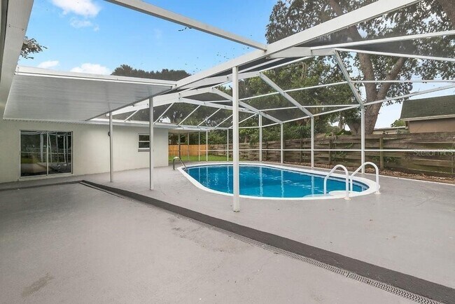 Building Photo - Remodeled Pool Home Located in the Very De...