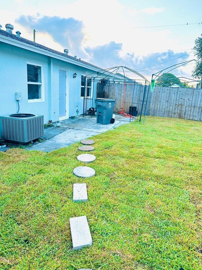 Building Photo - 1520 Barbarie Ln