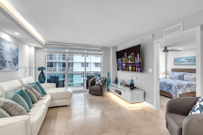 Building Photo - 6917 Collins Ave