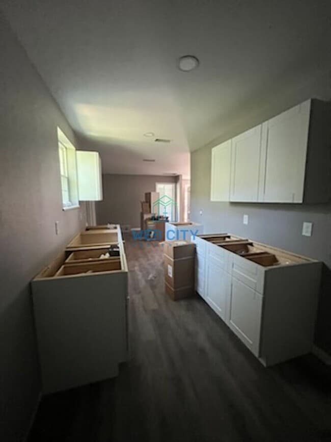 Building Photo - 9511 Laneyvale Ave