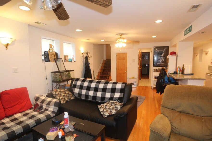 Building Photo - 1434 W Belle Plaine Ave