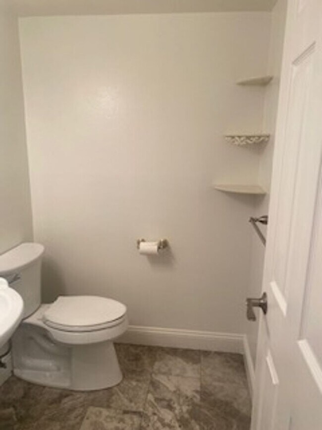 Building Photo - 4 Bedroom, 2.5 Bathrooms