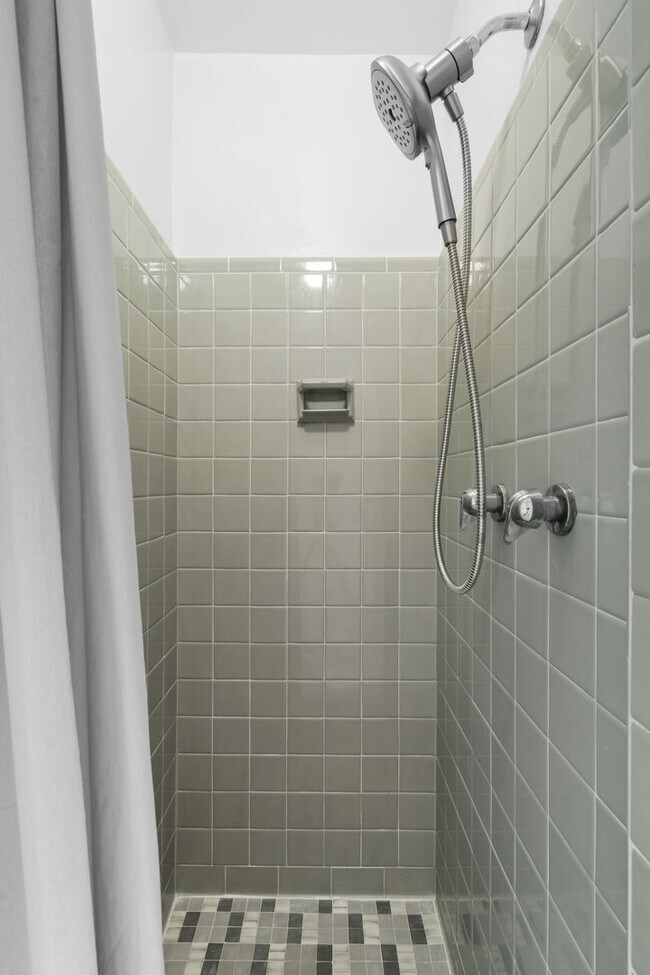 Building Photo - Beautifully maintained 2-bed/2-bath single-family residence is available for rent in one of West ...