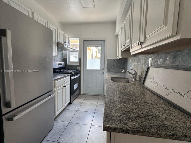 Building Photo - 2120 Biarritz Dr