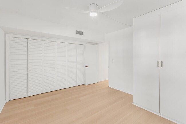 Building Photo - 200 E Royal Palm Rd