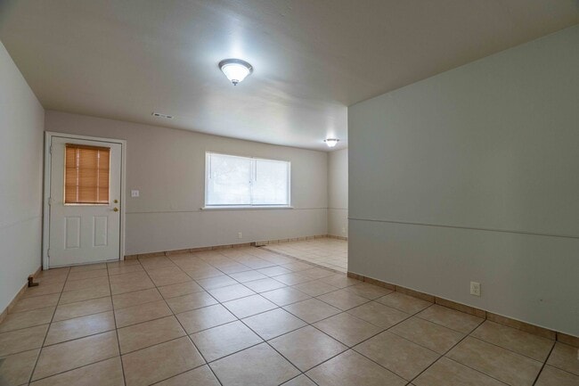 Building Photo - Minutes from Downtown Emma!!! Cozy 2 bedro...