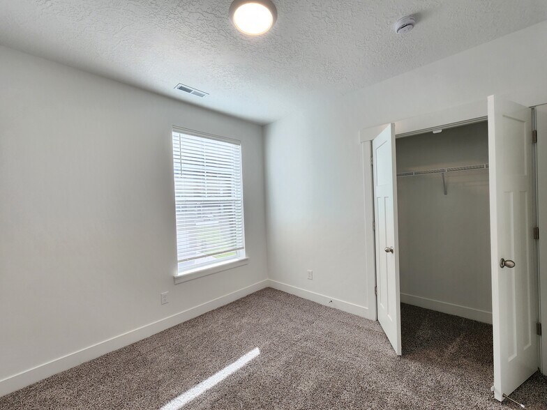 Building Photo - 4735 S Alder Dr