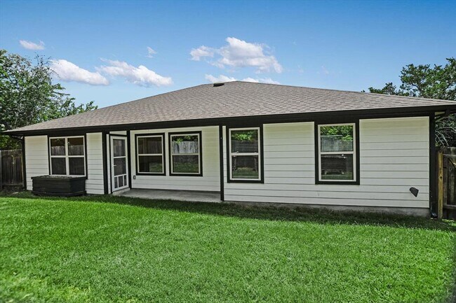 Building Photo - 10620 W Lakeview Dr