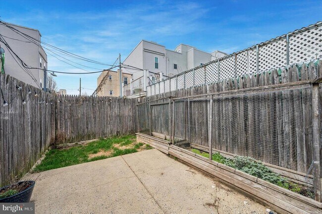 Building Photo - 2042 E Huntingdon St