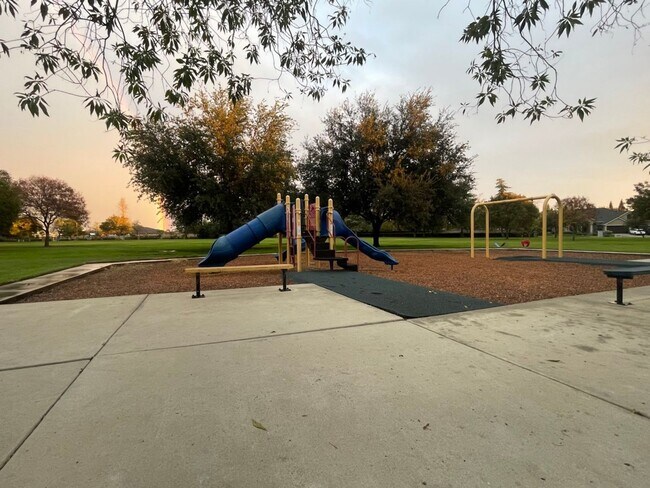 Building Photo - 1823 N Holly Ave