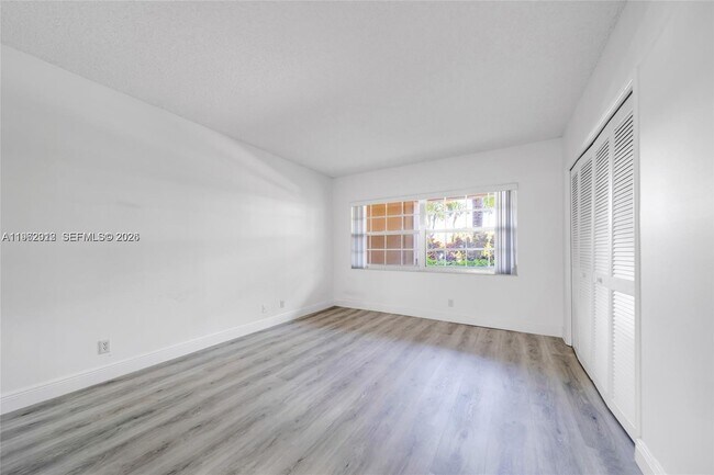 Building Photo - 4030 W Palm Aire Dr