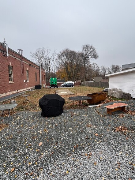 Building Photo - 554 Main St