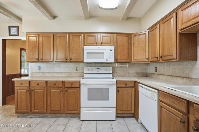 Building Photo - 1546 River Hills Cir W