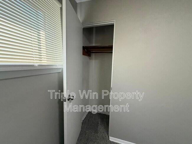 Building Photo - 24 Barto Dr