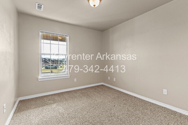 Building Photo - This home is the perfect choice for you in Elkins!