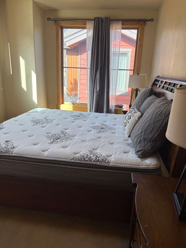 Building Photo - Beautiful Furnished Townhome with infared ...