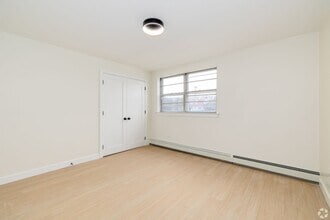 Building Photo - 921 Tyson Ave