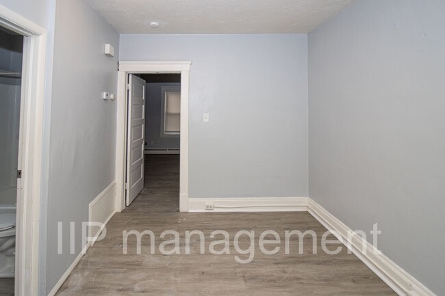 Building Photo - Cute and clean 1 bedroom unit in the heart...