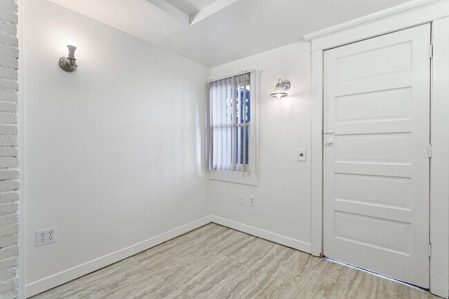 Building Photo - Large Studio apt close in SW! Pets OK!
