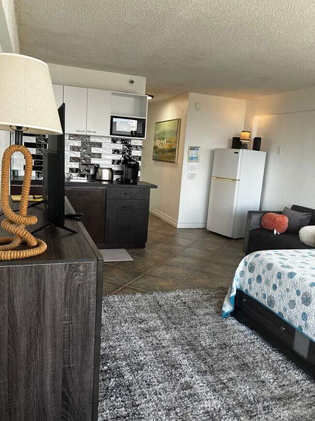 Building Photo - Beachside Studio Apartment